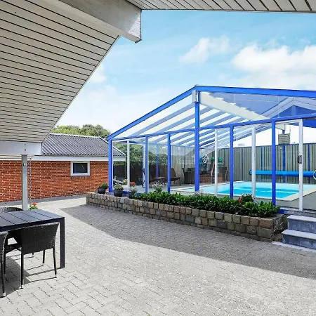 Holiday home Three-bedroom In 17