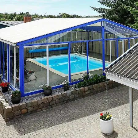 Three-bedroom In 17 Holiday home