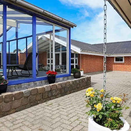 Three-bedroom In 17 Blokhus