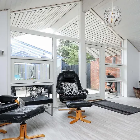 Three-bedroom In 17 Blokhus